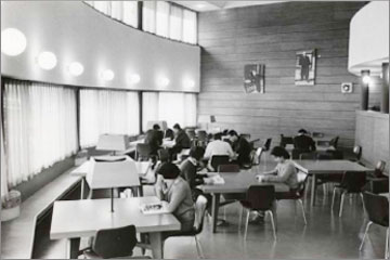 完成後間もない記念図書館（1966年）